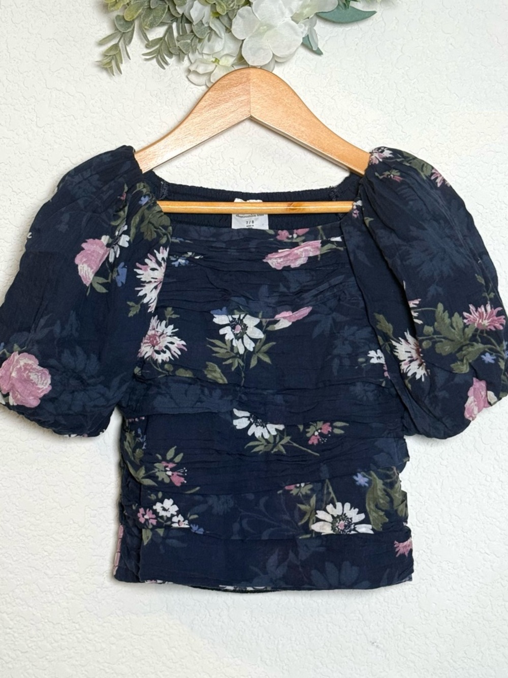 Abercrombie Kids • Girls 7/8 Navy Floral Puff Sleeve Cotton Top